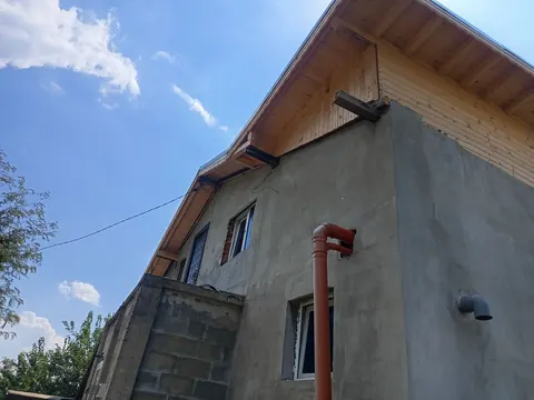 Дървена обшивка на фронтон и стрехи на къща