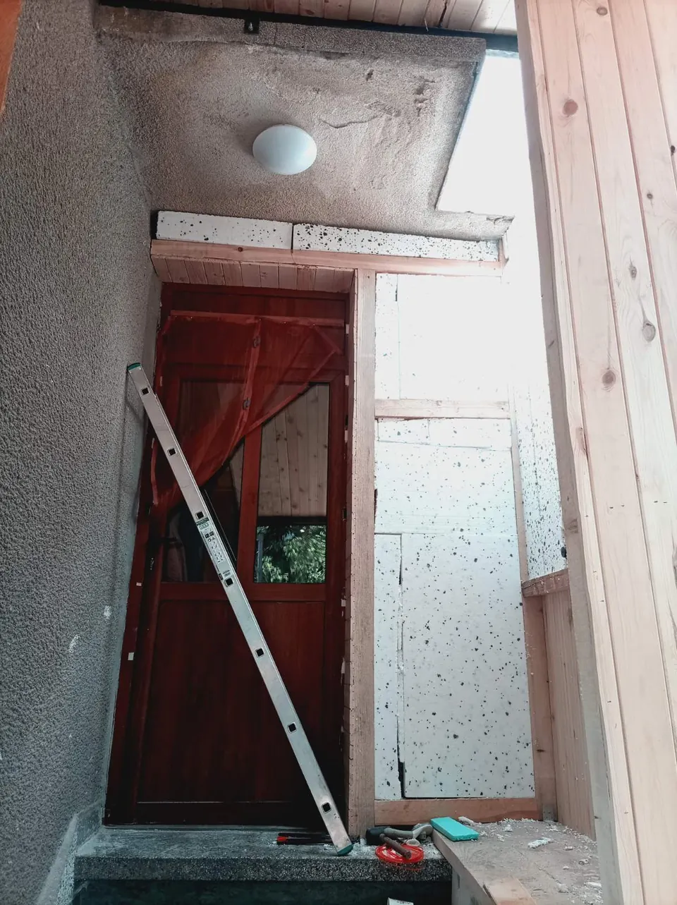 Преди облицоването около входната врата